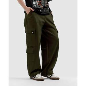 Pantalon cargo vert olive en toile - Product Image 2