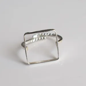 แหวนเงินแท้ 925 ดีไซน์ทันสมัย รูปทรงสี่เหลี่ยมขนาด 7-30 มม. ขอบเกลียว น้ำหนักเบา ขายส่ง เครื่องประดับคุณภาพสูง - Product Image 1