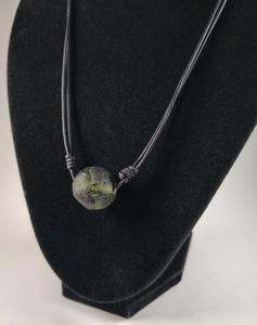 Collar de cuero ajustable hecho a mano Chris Hay Piedra preciosa de moldavita natural Efecto que cambia de color Regalo especial para alguien ella - Product Image 2