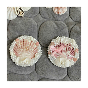 Espejo de mano decorado con conchas marinas naturales vieiras y conchas de cauri regalo de tocador inspirado en el océano para ella - Product Image 1