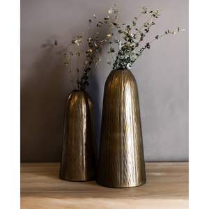 Vase à fleurs en métal à large ouverture, idéal pour l'arrangement de plusieurs tiges et créer une composition florale plus volumineuse à l'intérieur. - Product Image 1