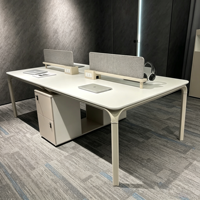 Bureau de travail moderne pour 4 personnes avec cloison en tissu