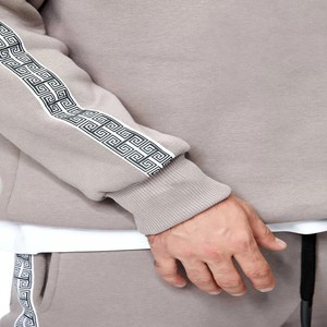 Venta al por mayor de chándal de neopreno de algodón y poliéster para hombres pantalones de chándal con capucha y cremallera con logotipo en la parte delantera diseño holgado para el invierno - Product Image 5