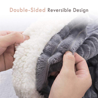 Couverture grise épaisse rayée par emmaillotage de bébé de Sherpa de peluche simple neutre légère pour la journée froide