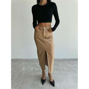 Falda de cuero beige para mujer con abertura - Product Image 2