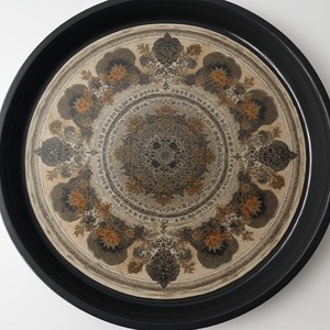 Plaque de chargeur en fer fabriquée à la main finition perle givrée reflets métalliques subtils Design Art déco léger pour table élégante - Product Image 2