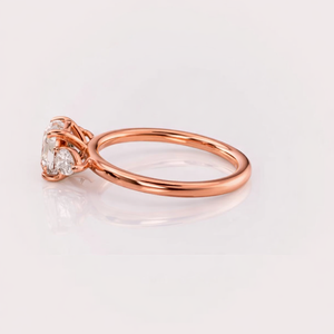 Bague de fiançailles et de mariage vintage à trois pierres en diamant de laboratoire taille coussin certifié IGI, or jaune/blanc/rose 14 carats - Product Image 2