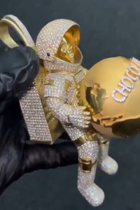 Colgante de Astronauta Personalizado con Efecto Hielo |   Joyería Hip Hop de Moissanita |   Plata de Ley 925 de Lujo con Baño de Rodio |   Joyería para Fiestas CONCEPTION - Product Image 3