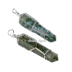 Colgantes de envoltura de doble punta de ágata musgo Piedra preciosa envuelta en alambre de calidad tallada en estilo Feng Shui Las mejores tarifas disponibles - Product Image 1
