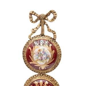 แขวนผนังทองเหลืองโบราณพร้อมแผ่นพอร์ซเลนสองแผ่นในกรอบสีทองหรูหราที่มีการออกแบบลายดอกไม้คลาสสิก - Product Image 2