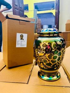 Urna Funeraria de Latón de Alta Calidad Estilo Americano con Diseños Personalizables, Capacidad de 220 Pulgadas Cúbicas, Acabado Negro Dorado - Product Image 6