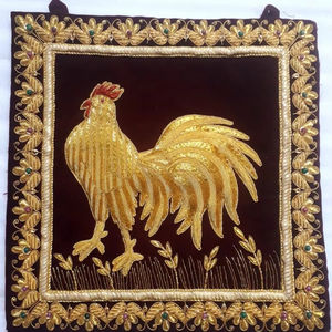 Panel decorativo de terciopelo Zari para colgar en la pared de gallo dorado bordado para el hogar decoración festiva Gallo colgante de pared hecho a mano - Product Image 1