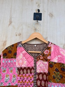 Chaqueta Acolchada de Algodón con Patchwork Hecha a Mano en India, Chaqueta Acolchada de Algodón Estilo Vintage Color Durazno, Abrigo Bohemio Reversible para Mujer - Product Image 2