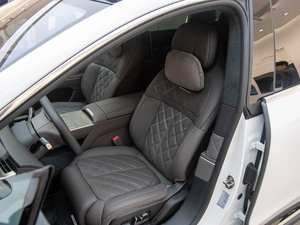 Véhicule électrique haut de gamme 2025 à double moteur, transmission intégrale et affichage tête haute (HUD) à réalité augmentée - Product Image 6