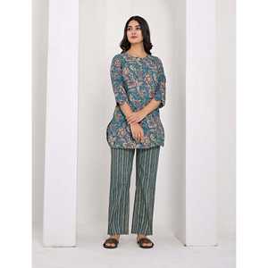 Conjunto de Dos Piezas de Algodón con Estampado Floral Azul, Atuendo de Verano con Detalle de Botones, Tallas XS-XL, Top de Manga Tres Cuartos y Pantalón - Product Image 1