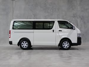 HI-ACE 2019, Furgoneta de Techo Bajo, 2.8L Diésel, 13 Asientos, Transmisión Manual, Autobús Cummins, Volante a la Izquierda, EN VENTA - Product Image 3