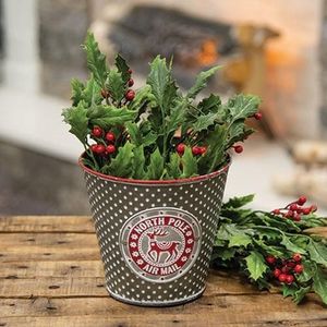 Cubo navideño de metal adecuado para arreglos florales navideños o para guardar regalos de temporada, dulces y detalles decorativos - Product Image 1