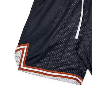Shorts de basket-ball noirs personnalisés avec des bordures rouges et blanches, tissu en maille respirant, taille à cordon de serrage, vêtements de sport d'entraînement athlétique - Product Image 3