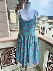 Robe florale imprimée à la main Bretelles réglables Robe de plage printemps été Bleu et rose Robe de vacances pour femmes - Product Image 5