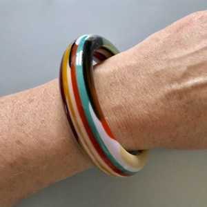 Brazalete de resina de moda colorido de Estilo Vintage altamente pulido personalizado de alta calidad de marca para mujeres de la India - Product Image 3