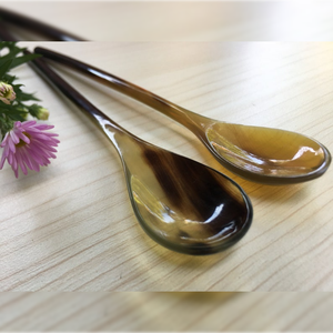 Cuillère en corne de buffle naturelle, faite à la main, polie, style amour, de haute qualité, écologique, pour la cuisine et le service - Product Image 1