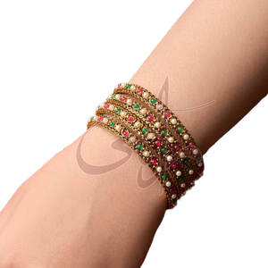 Cuatro brazaletes grandes de color dorado con cuentas blancas, rojas y verdes, brazaletes de gran honor y herencia. - Product Image 2