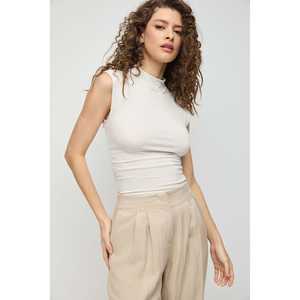 Blusa Corta con Detalles Fruncidos Laterales - Product Image 2