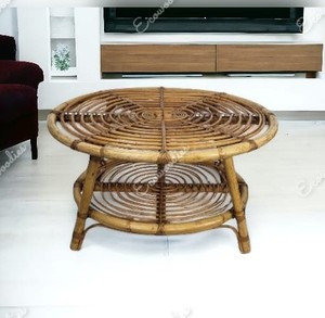Precioso taburete de mimbre moderno de mediados de siglo, mesa auxiliar de asiento redondo de bambú curvo, mesita de noche redondeada, mesa auxiliar de ratán con estante - Product Image 1