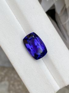 หินเจียระไนเบาะยาวจาก tanzanite ธรรมชาติอันยอดเยี่ยมพร้อมด้วยสีที่ยอดเยี่ยมน่าตื่นตาตื่นใจน่าตื่นตาตื่นใจ zoisite 9.04กะรัต Loupe - Product Image 2