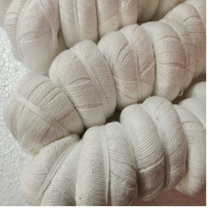 Fil d'aloe vera naturel sur mesure au nombre de 20/2 NM idéal pour les artistes textiles pour la teinture adaptée à la revente - Product Image 1