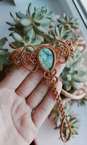 สร้อยข้อมือหินอะเมโซไนต์ทรงรีทำมือสไตล์วินเทจจาก HARI OM CREATIONS ประดับด้วยเชือกมาคราเม่แบบโบโฮ ชุบหลายชั้น พร้อมใบรับรอง IGI ขายดีอันดับต้นๆ - Product Image 5