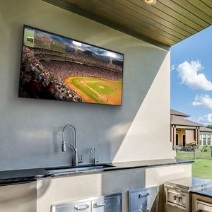 ตู้ทีวีกลางแจ้งสีขาวขนาด 65 นิ้ว ทนทานต่อสภาพอากาศ รองรับ 4K UHD LED ระบบแอนดรอยด์ อัตรารีเฟรช 120Hz ปรับขนาดได้สำหรับโรงแรม - Product Image 1