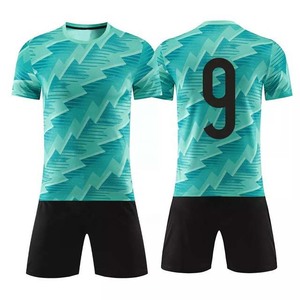 ชุดเสื้อฟุตบอลและกางเกงขาสั้นผู้ชายแบบกำหนดเอง สีขาวน้ำเงิน ลายเรขาคณิต เบอร์ 9 พิมพ์ลายแบบ Sublimation ผ้าโพลีเอสเตอร์ 100% ระบายเหงื่อได้ดี - Product Image 2