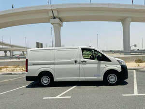 HIACE d'occasion 2023-2024, traction avant, automatique, 15 places, régulateur de vitesse adaptatif, sièges en cuir, transmission intégrale, caméra 360°, phares halogènes Euro, jantes R18, fourgonnette - Product Image 6