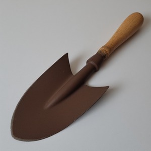 Truelle décorative de plantation en fer avec poignée en bois Artisan fait à la main conçu pour les espaces extérieurs décoratifs et fonctionnels - Product Image 3