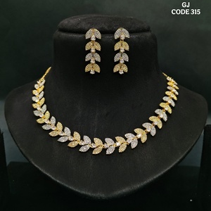 Collier et boucles d'oreilles AD en laiton de qualité d'exportation Bijoux de style classique combinés pour les cérémonies de mariage et les célébrations festives - Product Image 4