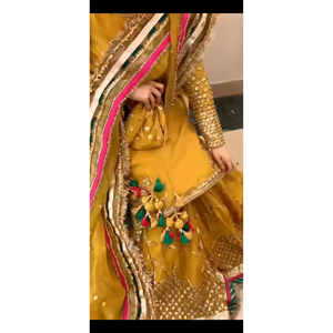 Ensemble Sharara de Mariée Pakistanaise Jaune Moutarde de Luxe, Broderie Main Lourde et Travail Gota, pour Femme, Mariage, Mehndi, Mayoun, Gharara - Product Image 2