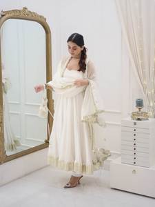 Hermoso vestido Georgette con diseño sin mangas y elegante patrón de cuello adornado con gota Patti trabajo en el escote - Product Image 6