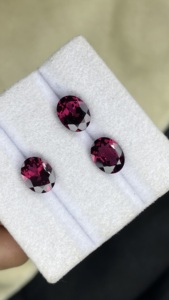 ชุดอัญมณีโรโดไลต์การ์เนตธรรมชาติทรงรีขนาด 9x7 มม. จำนวน 3 เม็ด คุณภาพสีเยี่ยม น้ำหนัก 6.77 กะรัต ได้รับการรับรอง - Product Image 2