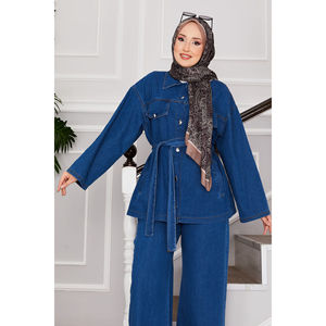 Traje de Chaqueta y Pantalones de Mezclilla Azul con Cinturón Decorativo - Product Image 2