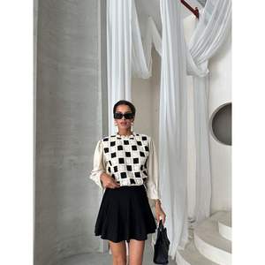 Blusas y Camisas para Mujer Topshow, Color Negro Piedra con Detalles de Encaje, Opciones de Venta al Por Mayor Disponibles - Product Image 2