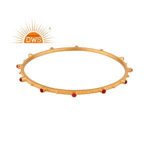 Brazalete de piedras preciosas cultivadas de coral natural chapado en oro de 18 quilates de plata esterlina superventas, fabricante de joyería Demi Fine Bangle - Product Image 1