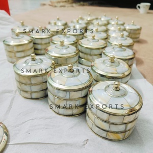 Maceta Sindoor de latón nácar, diseño hecho a mano para almacenar Kumkum y usar en rituales de boda - Product Image 6