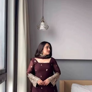 Costume de fête indien prêt-à-porter de dernière génération, en faux georgette, avec travail de sequins, haut et pantalon avec dupatta - Product Image 1