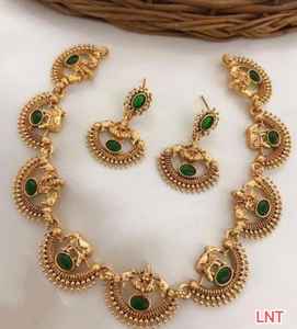 Ensemble de collier de temple traditionnel du sud de l'Inde plaqué or, boucles d'oreilles ethniques en cristal de fleurs et strass pour mariage, cadeau de mariée - Product Image 2