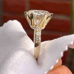 Anillo de Diseño Único para Mujer con Moissanita, Corte Redondo de 2.00CT, Anillo Solitario con Halo, Plata de Ley 925 con Baño de Oro, Regalo para el Día de la Mujer - Product Image 5