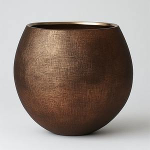 Elegante jarrón de metal hecho a mano con acabado liso y forma clásica, perfecto para interiores de lujo y decoración moderna y elegante para el hogar - Product Image 2