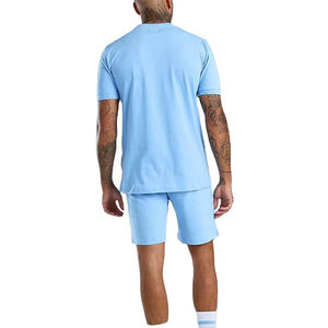 Conjunto de camiseta y pantalones cortos para hombre de última moda, colores sólidos para un aspecto moderno sin esfuerzo - Product Image 3
