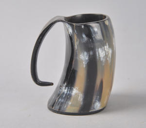 Authentique cornes à boire viking en bois naturel artisanal avec un motif unique en marbre noir et gris, style nordique traditionnel - Product Image 1