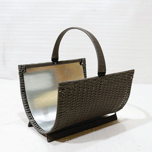 Porte-bûches en osier moderne Artex Dong Thap avec insert métallique et poignée pour le stockage du bois de chauffage ou des magazines - Product Image 1